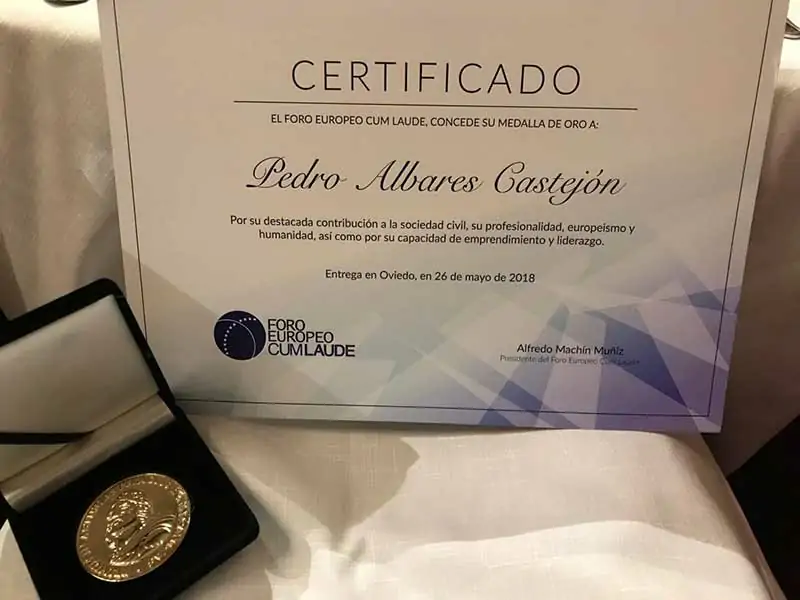Medalla de Oro Foro Europeo Cum Laude