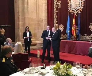 Albares-Medalla-Cum-Laude-02 Entrega Medalla de Oro a Albares Abogados