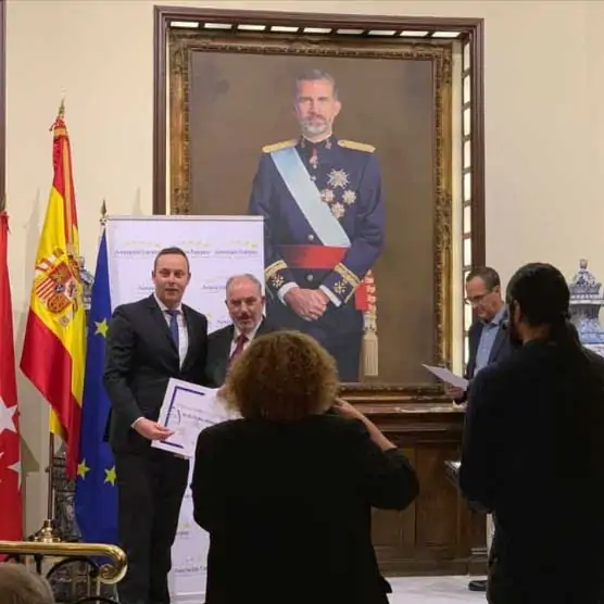 Pedro Albares recibe el premio de la AEDEEC